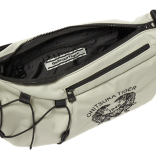 バッグ Onitsuka Tiger MESSENGER BAG PRINTED SMALL MESSENGER BAG。 レトロなボタニカルアートの総柄