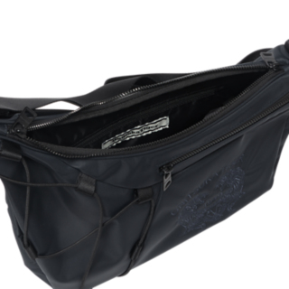 国内買付 すぐ届く[Onitsuka Tiger]スモール メッセンジャーBAG PRINTED SMALL MESSENGER BAG / プリントスモールメッセンジャー